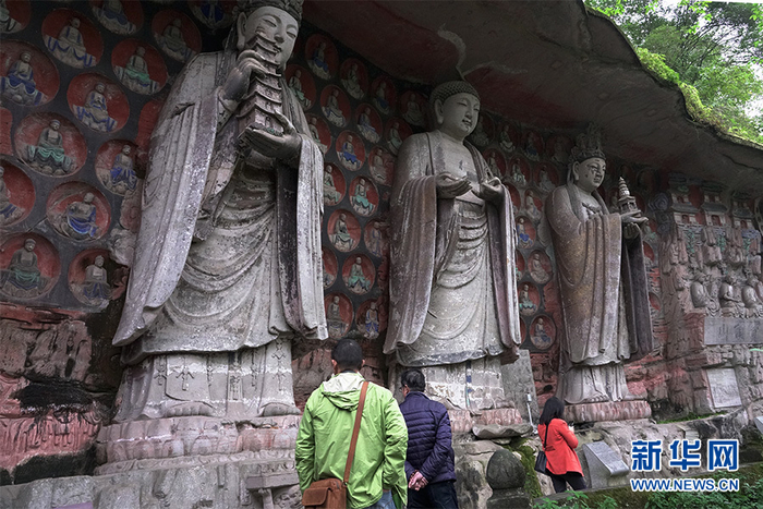 游客在大足石刻景区内参观。新华网 韩梦霖 摄