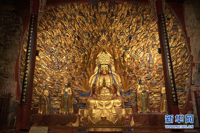 修复后的千手观音造像金光重现、熠熠生辉。新华网 韩梦霖 摄