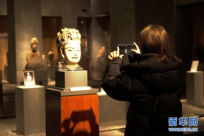 游客在大足石刻博物馆内拍照留影。新华网 韩梦霖 摄