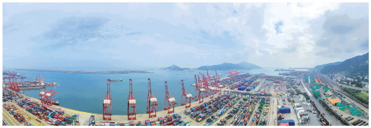 连云港港集装箱码头（9月28日摄）。新华社记者季春鹏摄