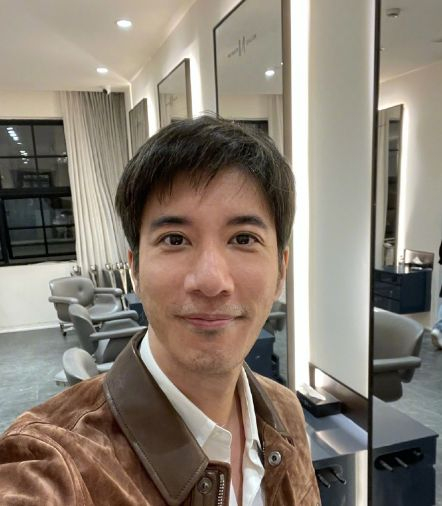王力宏离婚后近况曝光,剪短发精神焕发,滑雪场录视频专心搞事业