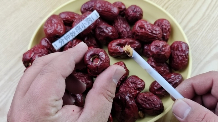 红枣上有个小机关,碰一下枣核就掉,1分钟能去核1大碗