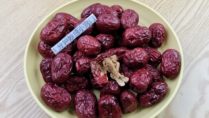 红枣上有个小机关,碰一下枣核就掉,1分钟能去核1大碗