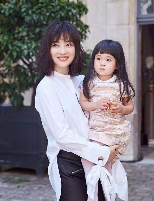 中戏96级明星班:毕业21年了,“8朵金花”现状如何?|秦海璐|女儿|章子怡|梅婷|胡静_新浪娱乐_新浪新闻