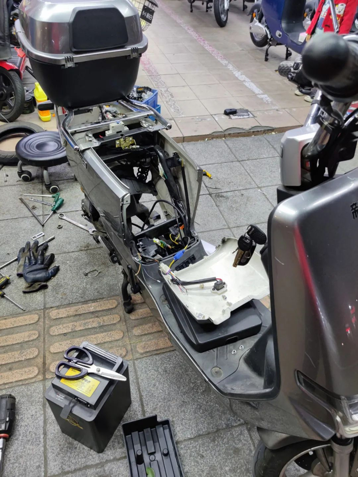 ▲曾先生的车辆在维修工作中（受访者供图）