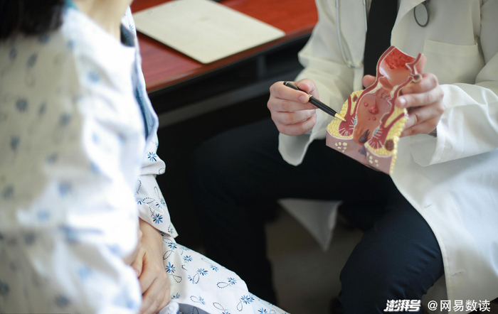 医生正在向病人展示直肠模型，肛垫就是直肠下端的唇状肉赘。/ 视觉中国
