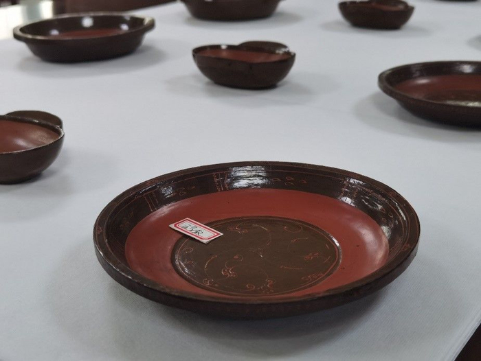 这件太康警方追回的云气纹漆盘历经两千年，仍鲜艳如新。新华社记者翟翔 摄