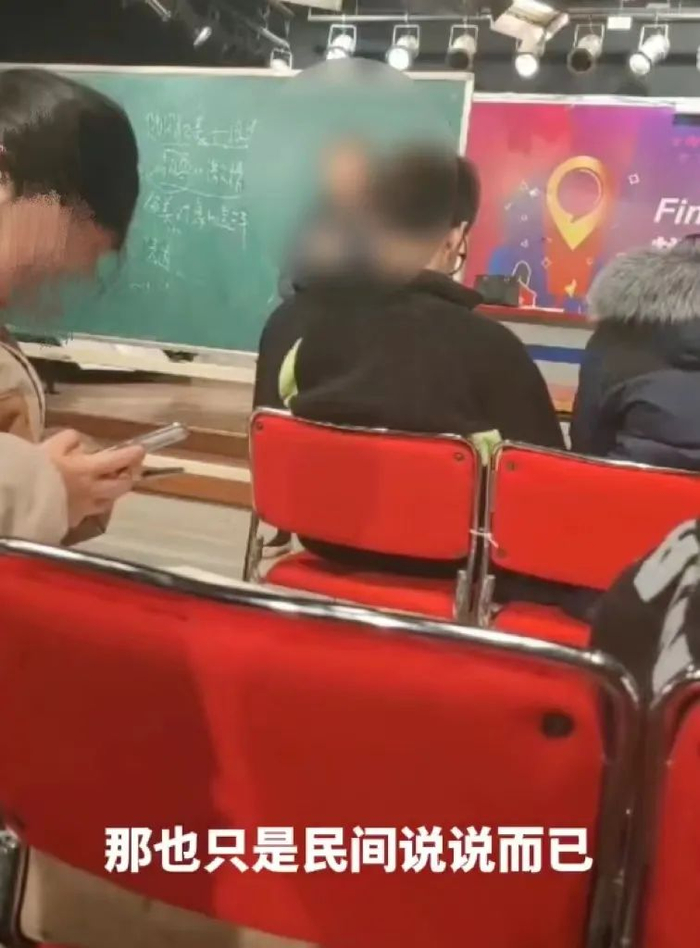 视频截图 讲台上为宋庚一