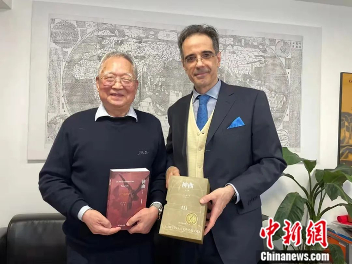肖天佑（左）向意大利驻华使馆文化中心主任、文化参赞孟斐璇（Franco Amadei）赠送《神曲》中译本。中新社发 受访者供图