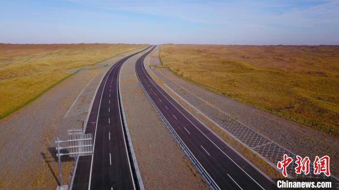 航拍中国首条穿越沙漠腹地的高速公路。　于晶 摄