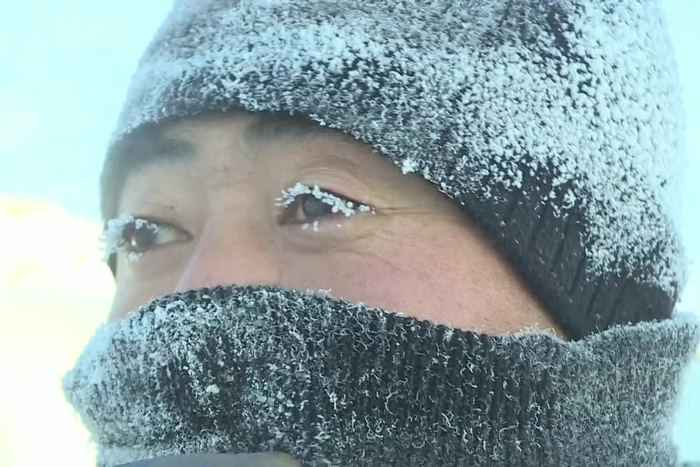 受低温影响，漠河市民出行时，帽子、围巾还有眼睫毛都结了厚厚的霜。漠河市委宣传部 供图