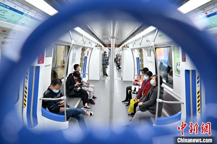 图为市民乘坐南宁地铁5号线列车。　俞靖 摄