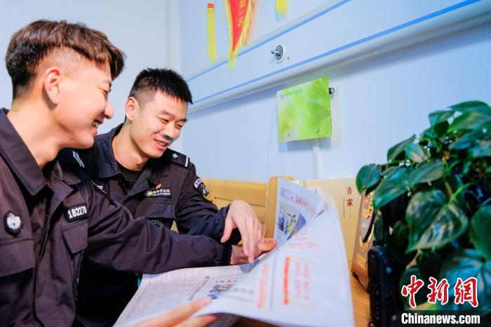 图为拉萨铁路公安处民警在生活区吸上了“保健氧”。　胡传鑫 摄