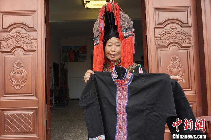 图为邓正姣在展示她结婚时的反面刺绣服饰。　唐梦宪 摄