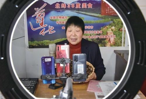 　　吴国珍在直播卖货。　受访者供图