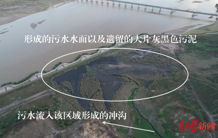 ▲2021年11月4日，督察组暗查发现，未经处理的污水流入该区域形成较大水面，遗留大片灰黑色污泥。