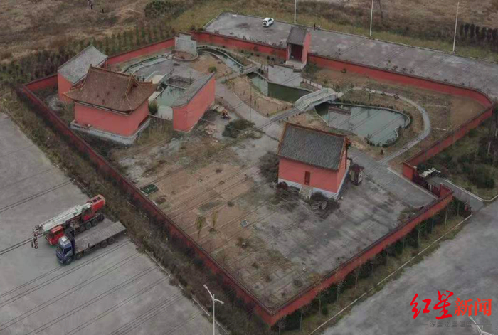 ▲2021年12月6日，督察组现场督察时拍摄的河道内非法建设的大禹庙。