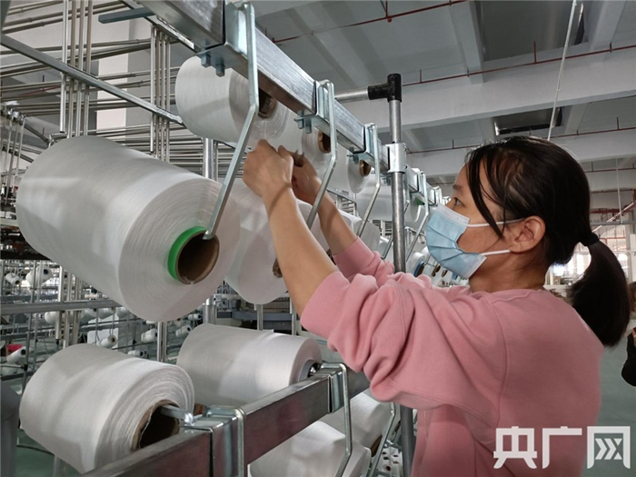 周边不少群众选择来到布料生产车间务工（央广网发 记者吴良艺摄）