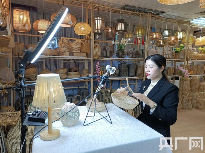 当地不少竹木芒编织制品通过网络直播销往海外（央广网发 记者吴良艺摄）