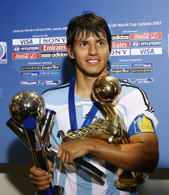 2007年世青赛，阿圭罗斩获金球奖，金靴奖，率领阿根廷蝉联冠军。资料图/IC PHOTO