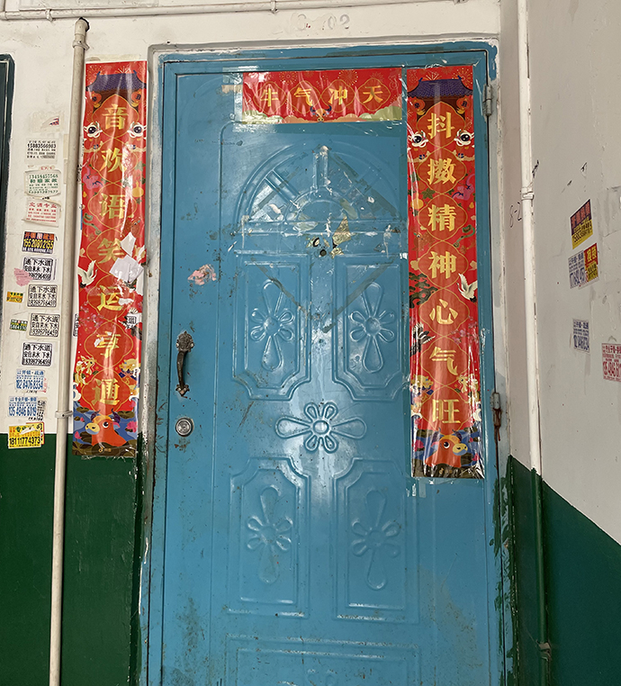 王言家，门上的封条已经撕掉。