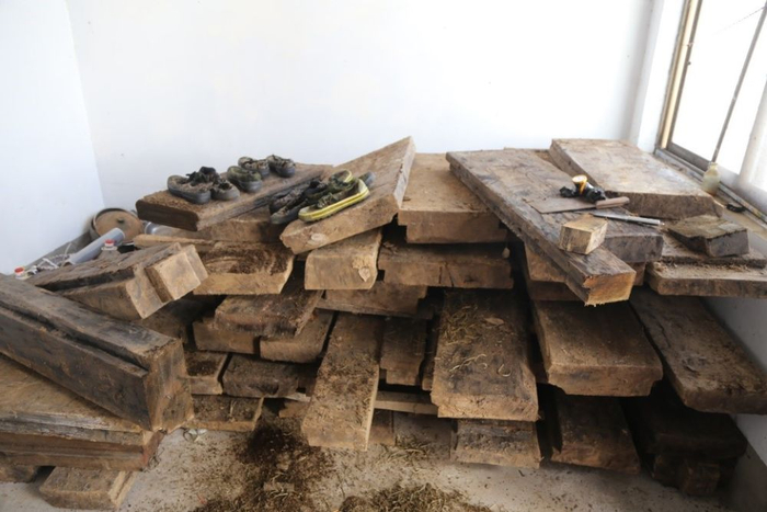 警方在高某虎之子家中起获的金丝楠木。太康县公安局供图