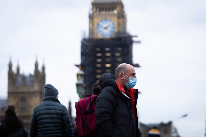 当地时间2021年12月15日，英国伦敦街头，戴口罩的群众。视觉中国 图
