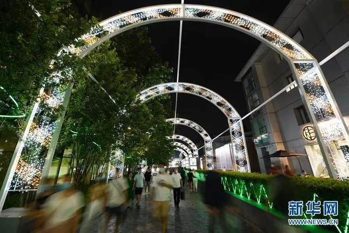 ▲图/人们在北京三里屯商圈消费休闲。新华社记者 鞠焕宗 摄