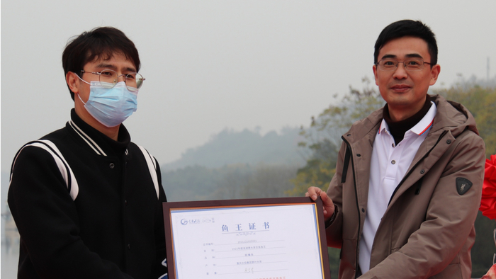 　“鱼王”成交签约（央广网发 重庆水投集团供图）