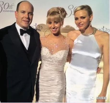 （上图是亲王和私生子合影，下图为亲王带着私生女和老婆合影…）