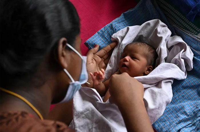印度金奈的一位母亲和她的孩子。图片来源：ARUN SANKAR/AFP