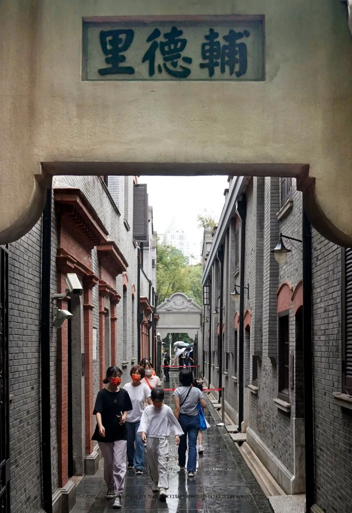 10月7日，人们在参观中共二大会址纪念馆（原辅德里625号）。新华社记者刘颖摄