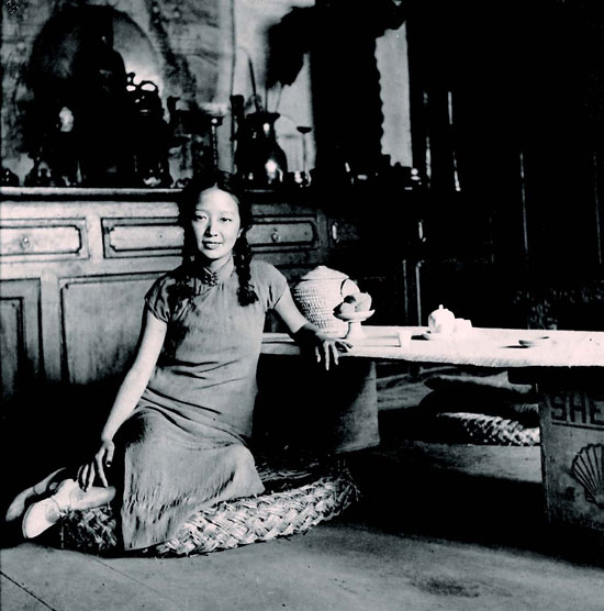 张充和这张著名的照片，很可能是查阜西拍的