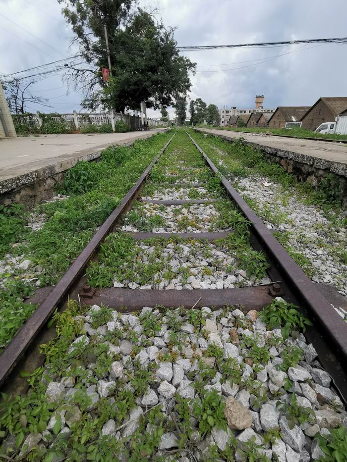 好像荒废很久了的钢枕铁轨