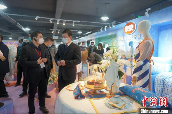 活动现场参展代表交流。　潘希佳 摄