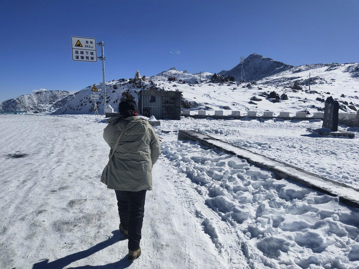 ▲11月29日，付小方途径雅拉山口。新京报记者马延君摄。