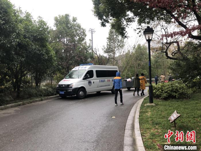 12月11日起，救援力量不断增援。　孙权 摄