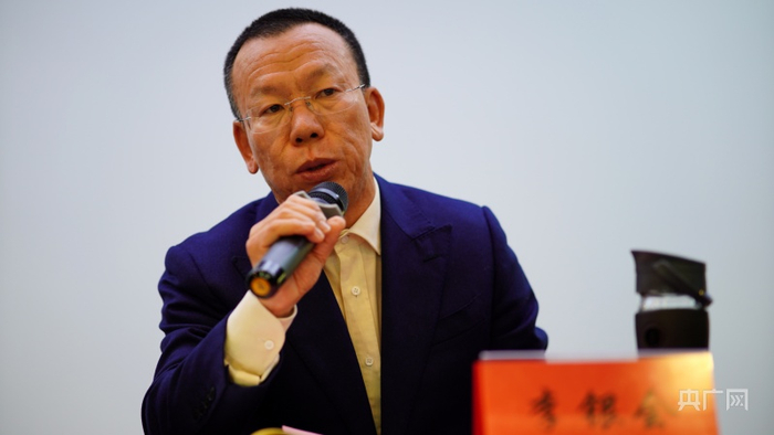 董事长李银会答记者问（央广网记者张海东摄）