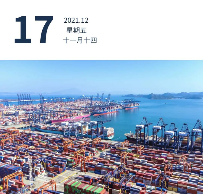 深圳盐田港，箱柜占满码头，港口忙碌有序。简Lee 摄