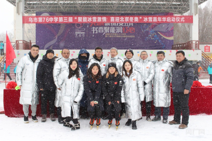 乌鲁木齐市第76中学体育组教师合影。张为 摄 央广网发