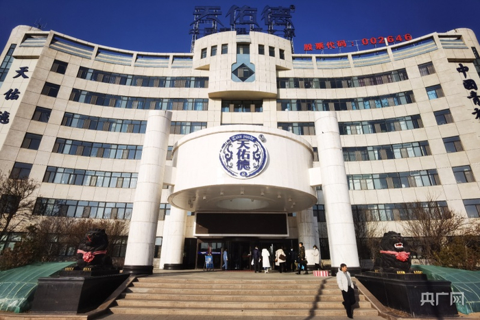 媒体代表前往厂区参观（央广网记者张海东摄）