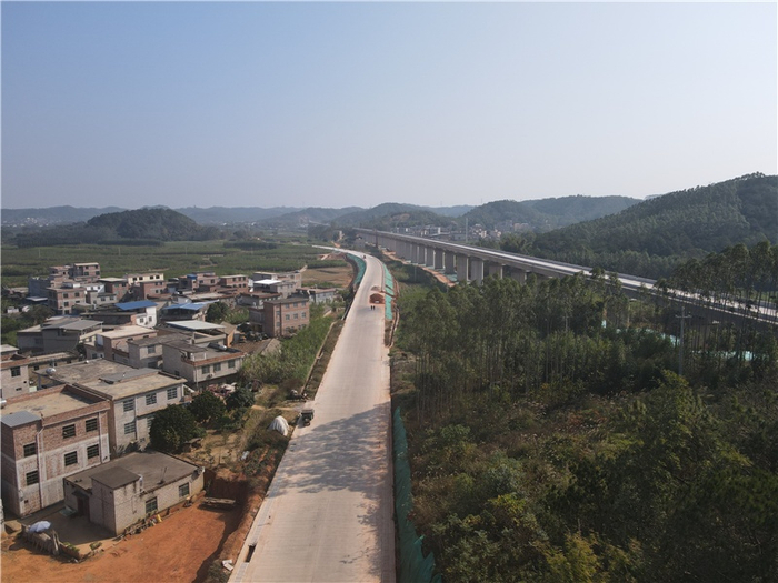 完工后的公路（央广网发  中建路桥集团有限公司供图）