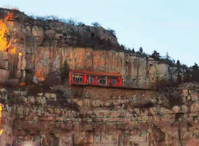 照片上部是火塘寨的寨墙城门，门下即是杨家庙。
