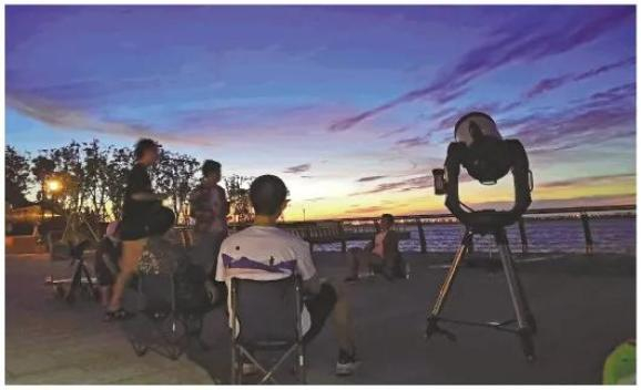 ▲ 刘成则团队在上海滴水湖地区检测光污染。