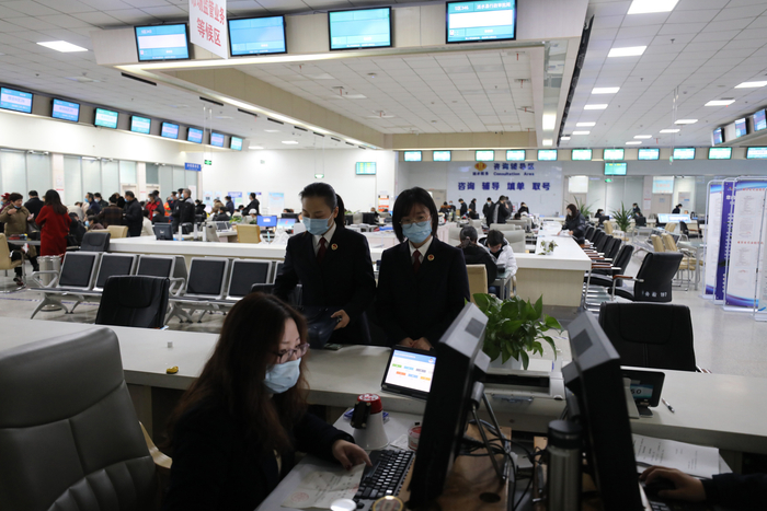 检察机关办案组走访行政主管部门，了解涉案酒吧相关信息（央广网发 淮安市涟水县检察院供图）