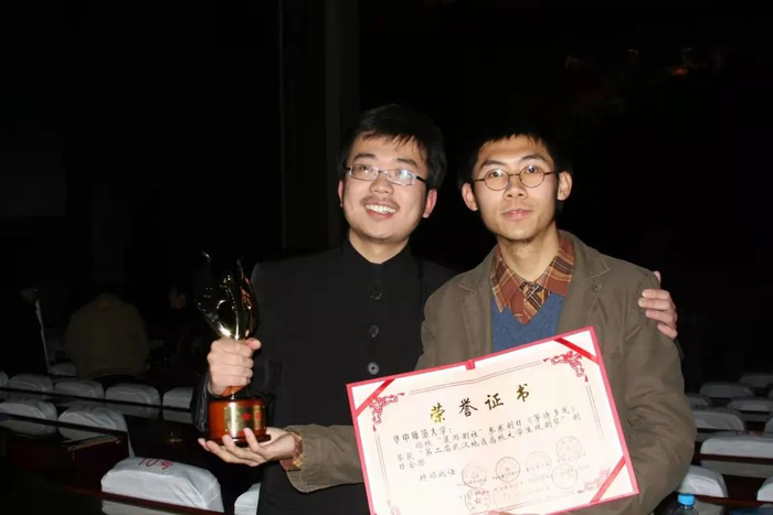 ▲在华中师范大学读书期间，牛杰在学校晨雨剧社原创的剧目获得了一个金奖。图/受访者供图 