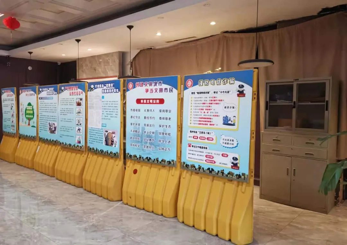 曾在金富得公寓大楼经营的“禧睿酒店”，占据在大堂的吧台被遮挡。余继超摄