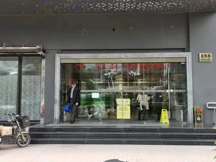 金富得公寓大楼正面酒店店招已被拆除。余继超摄