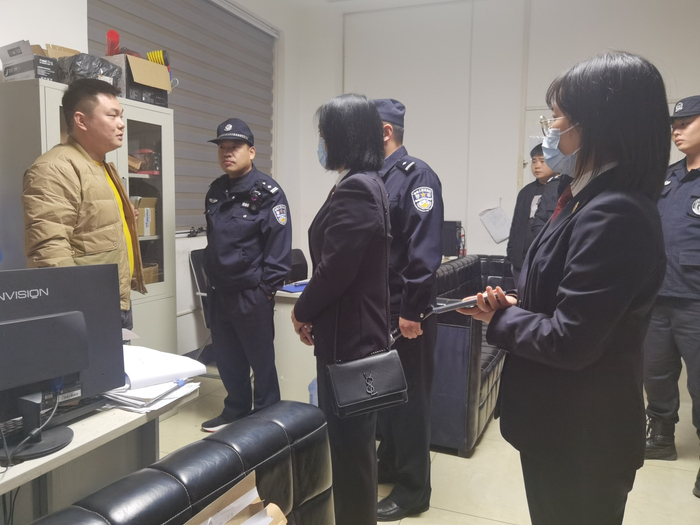 检察官与行政执法人员向涉事酒吧工作人员核实情况（央广网发 淮安市涟水县检察院供图）