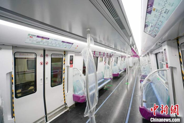 图为福州地铁5号线列车的内部空间及装饰。　陈鹤 摄